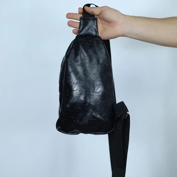 کیف بادی بگ چرم اورجینال LV برجسته — تصویر ۳