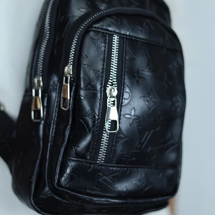 کیف بادی بگ چرم اورجینال LV برجسته — تصویر ۲