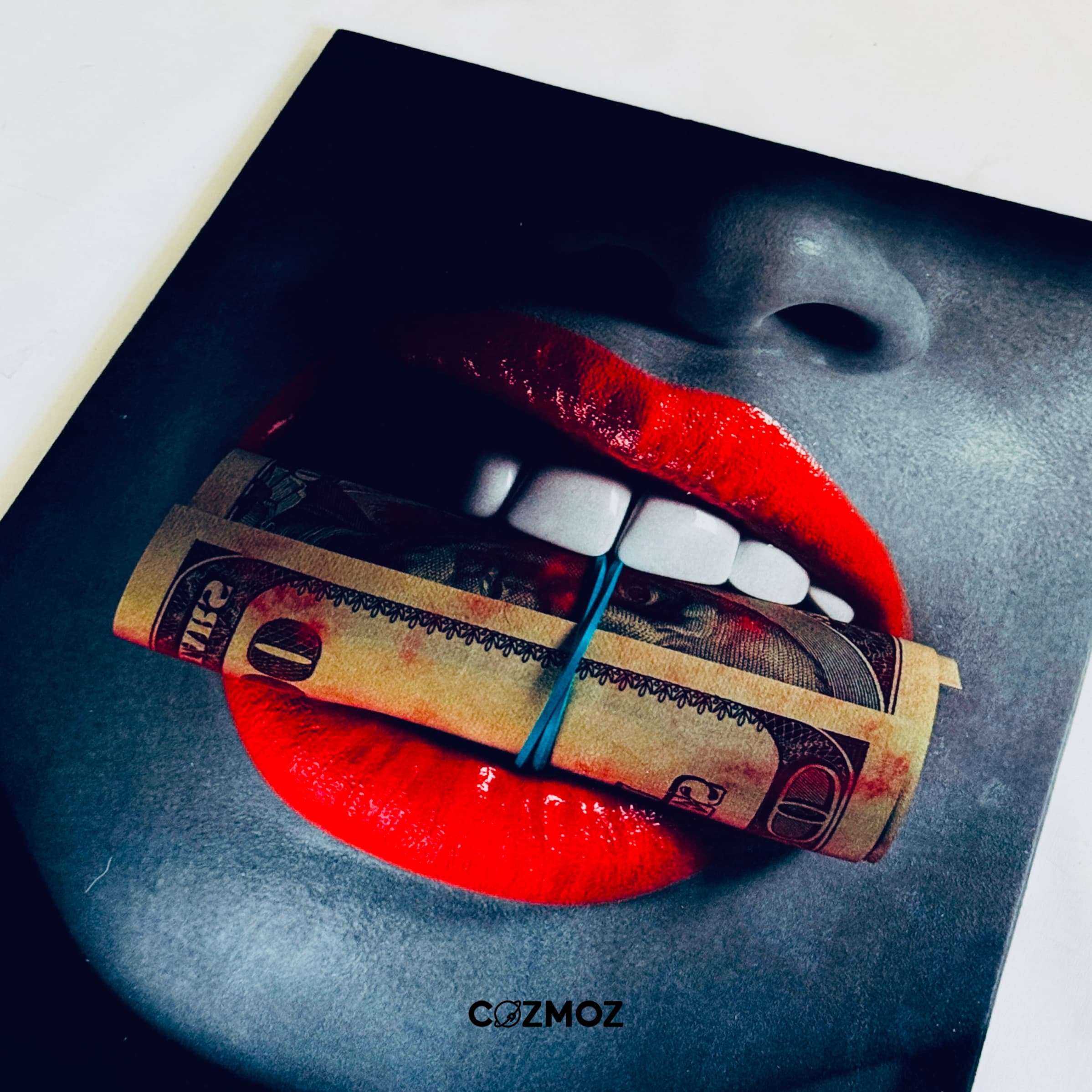 تابلو دکوراتیو زن و دلار — تصویر ۴
