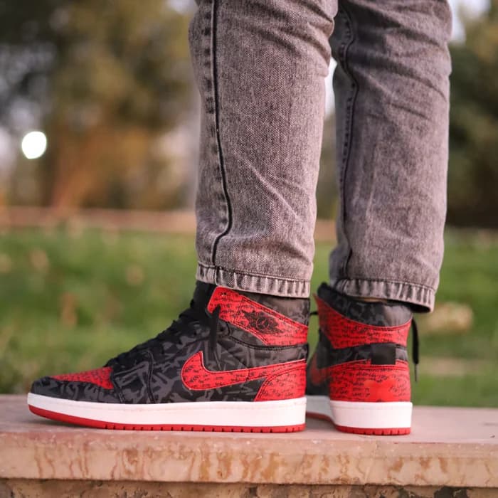 کتونی مردانه نایک ایر جردن 1 مشکی قرمز طرح نوشته Air Jordan — تصویر ۳