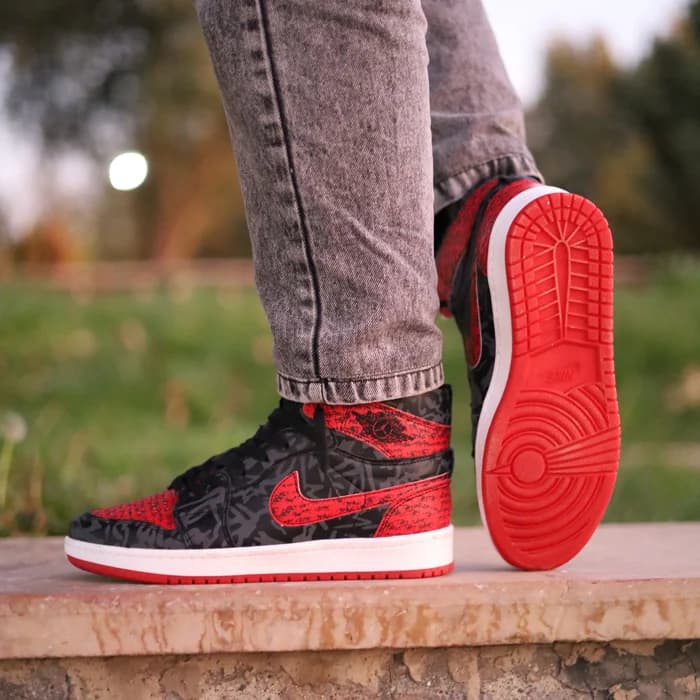 کتونی مردانه نایک ایر جردن 1 مشکی قرمز طرح نوشته Air Jordan — تصویر ۶