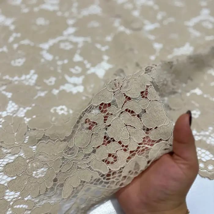 پارچه دانتل کتان رنگ کرم روشن — تصویر ۳