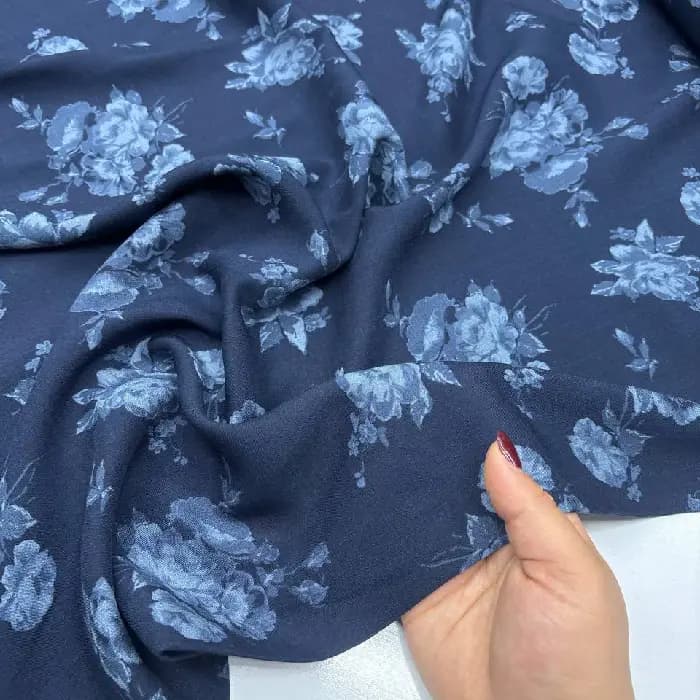 کرپ نخ گرم بالا سورمه ای با گل ابی روشن — تصویر ۳