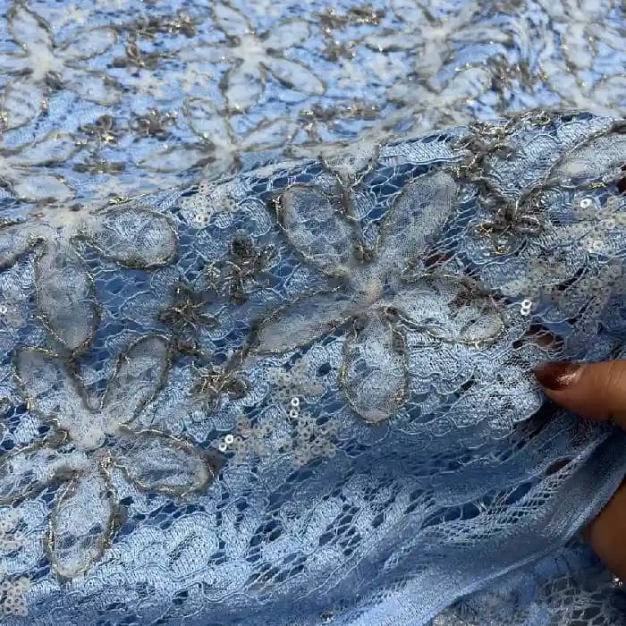 پارچه دانتل گل تور پولکدوزی رنگ آبی آسمانی — تصویر ۴