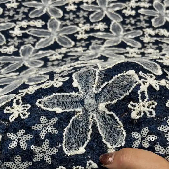 پارچه دانتل گل تور پولکدوزی رنگ سورمه ای — تصویر ۲