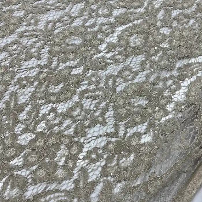 پارچه دانتل گل مخمل پولکی رنگ فیلی خاکی — تصویر ۳