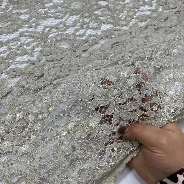پارچه دانتل گل مخمل پولکی رنگ فیلی خاکی — تصویر ۲