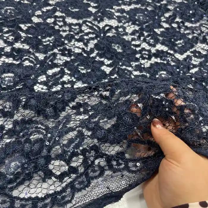 پارچه دانتل گل مخمل پولکی رنگ سورمه ای — تصویر ۲