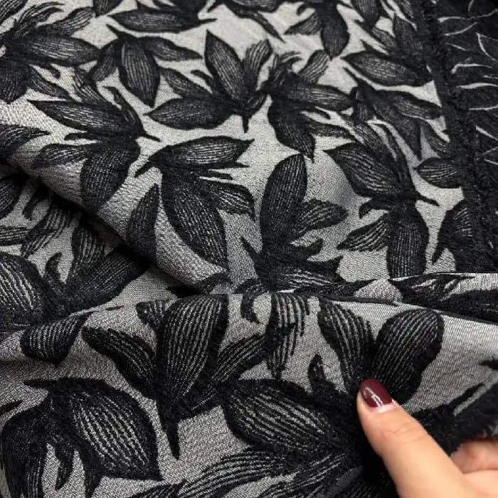 مخمل شانل طرح برگ دو رو رنگ مشکی نقره ای