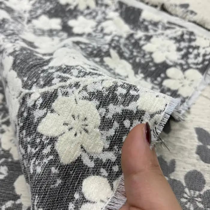 مخمل شانل طرح گل دو رو رنگ شیری و طوسی — تصویر ۵