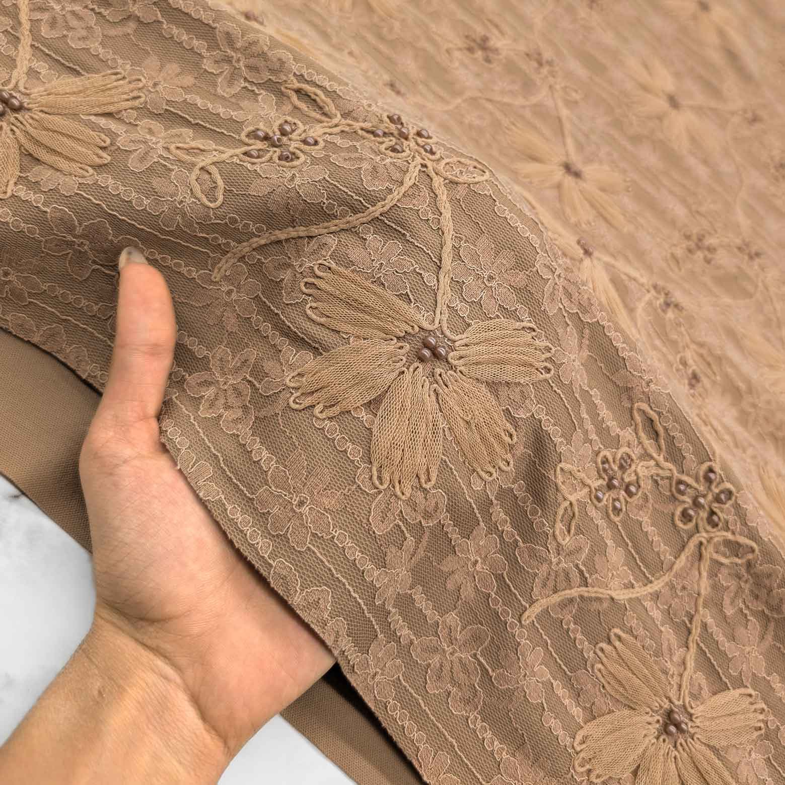 پارچه دانتل کار شده پشت آستر رنگ نسکافه ای — تصویر ۴