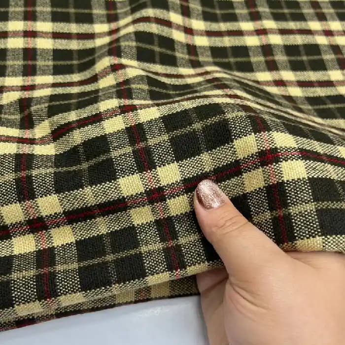 کشمیر چهارخونه رنگ مشکی کرم و زرشکی — تصویر ۲