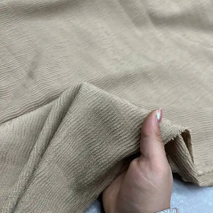 پارچه کرپ دبل پلیسه رنگ نسکافه ای — تصویر ۴