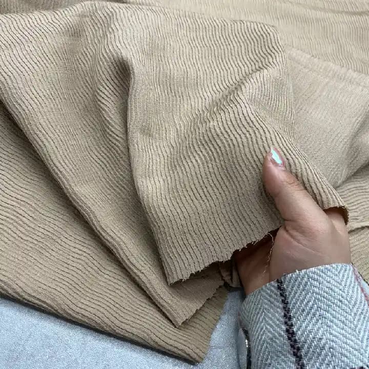 پارچه کرپ دبل پلیسه رنگ نسکافه ای — تصویر ۳