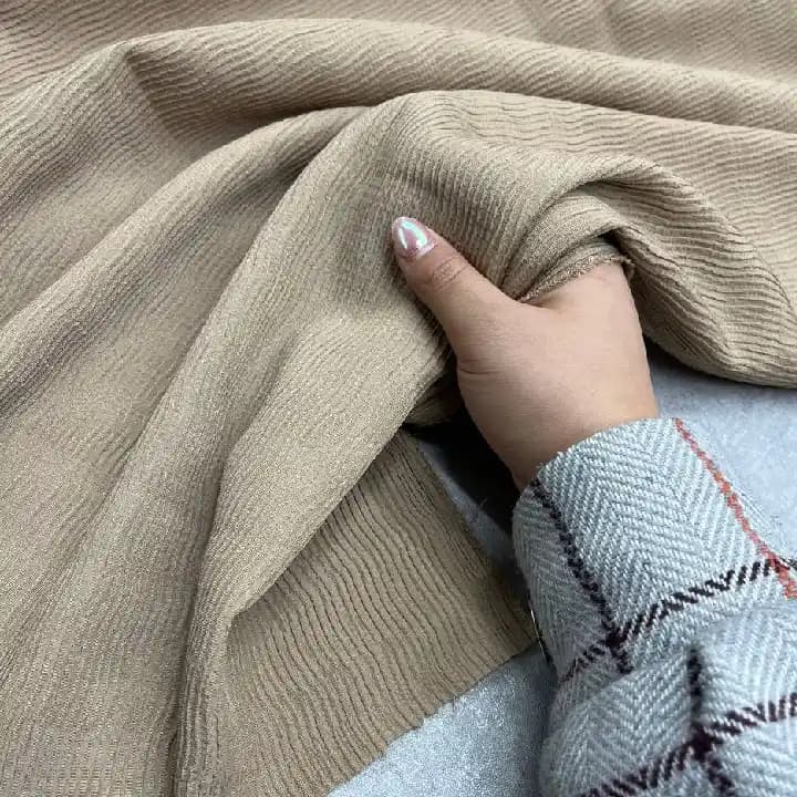 پارچه کرپ دبل پلیسه رنگ نسکافه ای — تصویر ۲