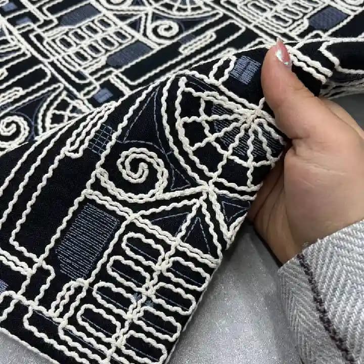 پارچه پوپلین قیطون دوزی رنگ مشکی با سورمه ای — تصویر ۴