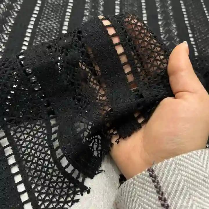 پارچه قلاب بافی رنگ مشکی راه راه — تصویر ۳