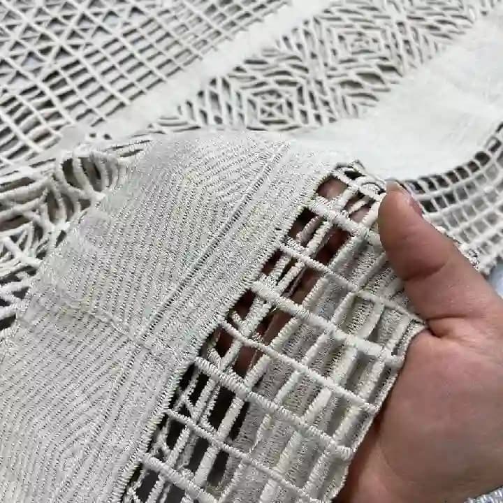 پارچه قلاب بافی رنگ شیری چهارخونه — تصویر ۶