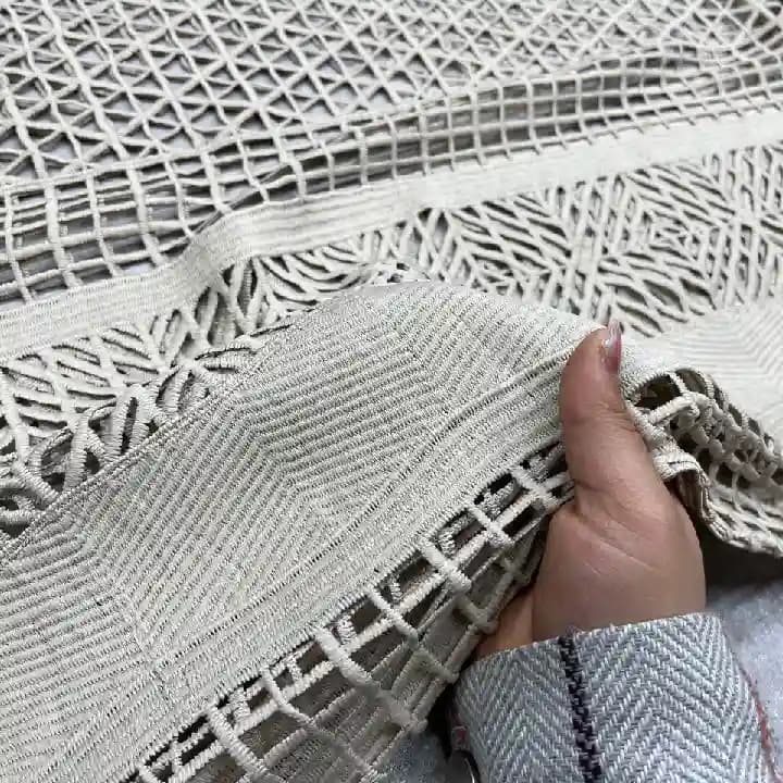 پارچه قلاب بافی رنگ شیری چهارخونه