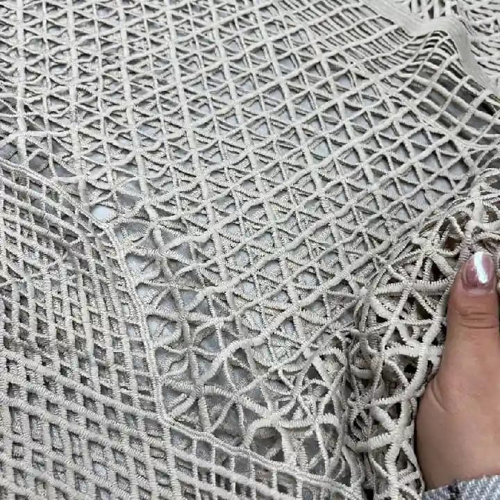 پارچه قلاب بافی رنگ شیری چهارخونه — تصویر ۲
