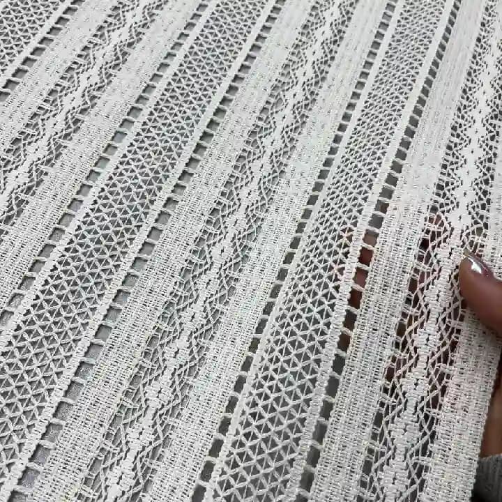 پارچه قلاب بافی رنگ شیری راه راه — تصویر ۲