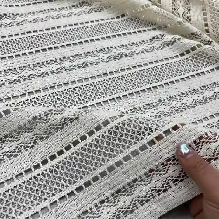 پارچه قلاب بافی رنگ شیری راه راه