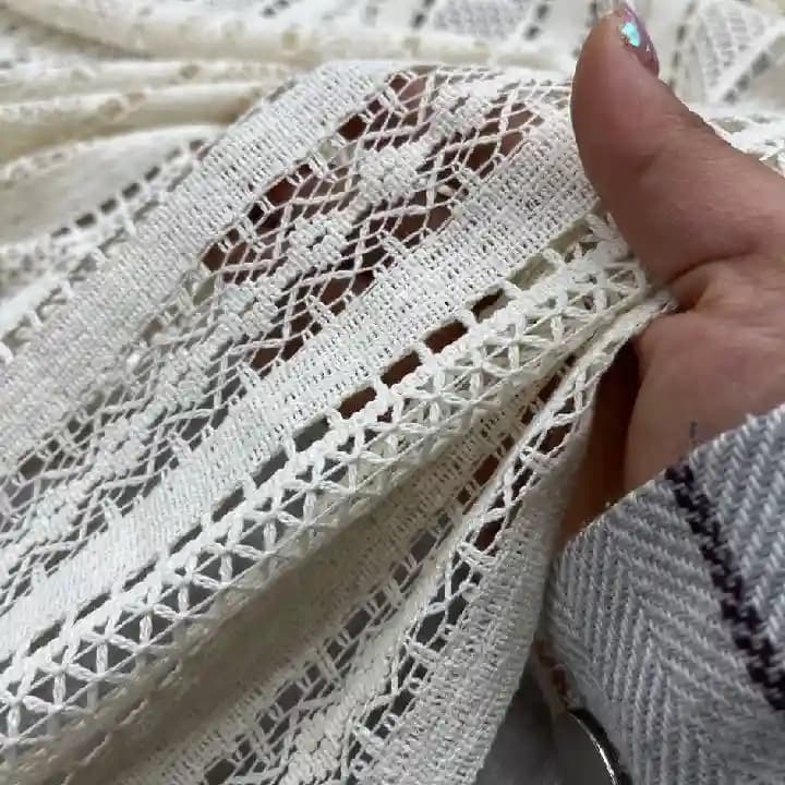 پارچه قلاب بافی رنگ شیری راه راه — تصویر ۳