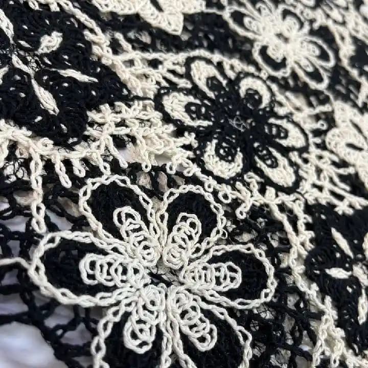 پارچه قلاب بافی رنگ مشکی سفید — تصویر ۲