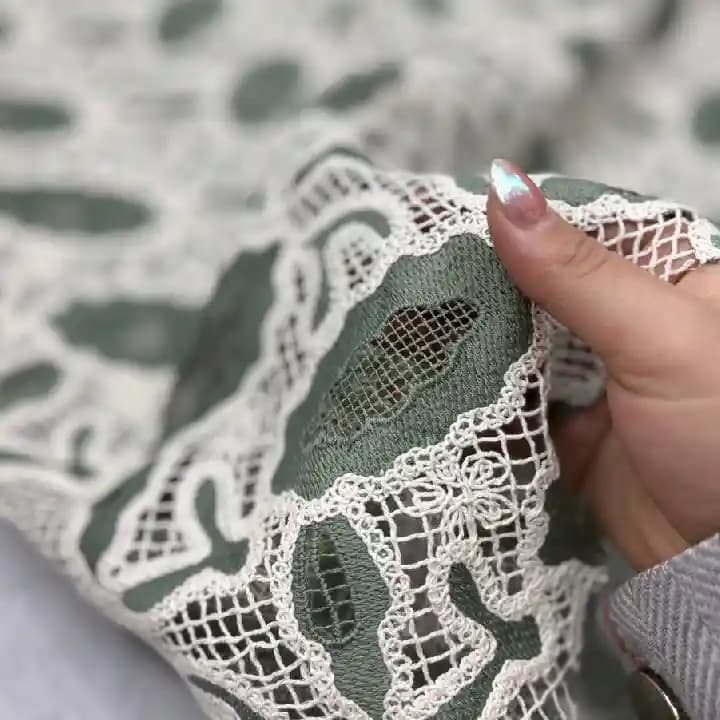پارچه قلاب بافی رنگ شیری سبز سدری — تصویر ۳