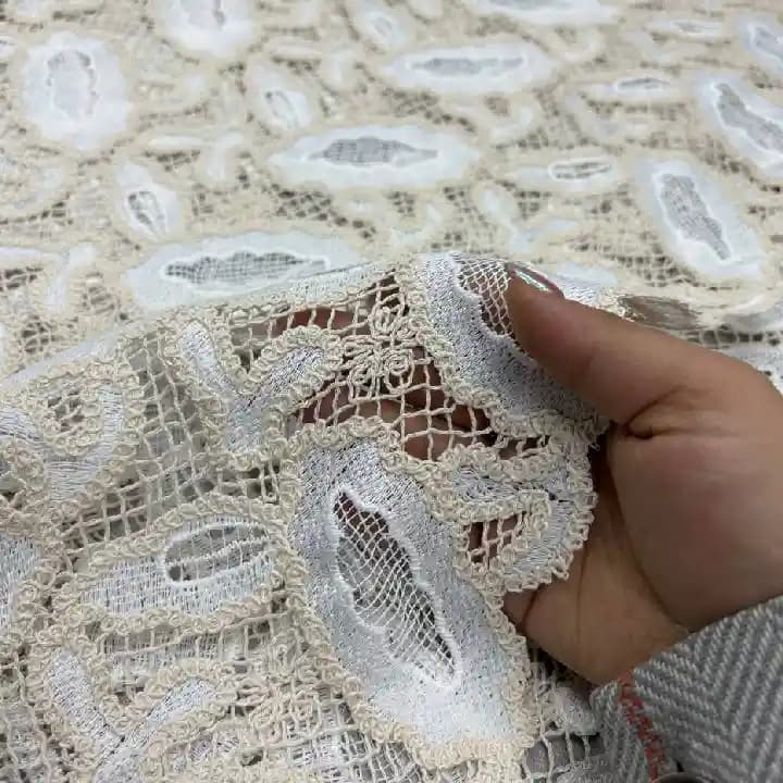 پارچه قلاب بافی رنگ شیری سفید