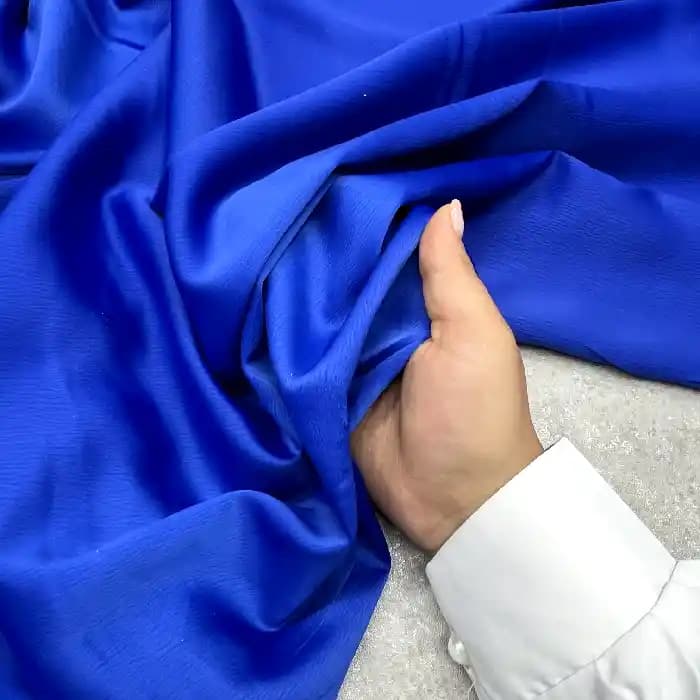پارچه ساتن زارا رنگ آبی کاربنی — تصویر ۳