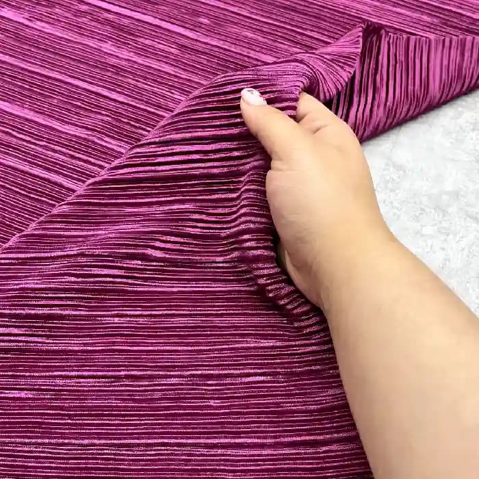 پارچه ساتن پلیسه رنگ سرخابی — تصویر ۲