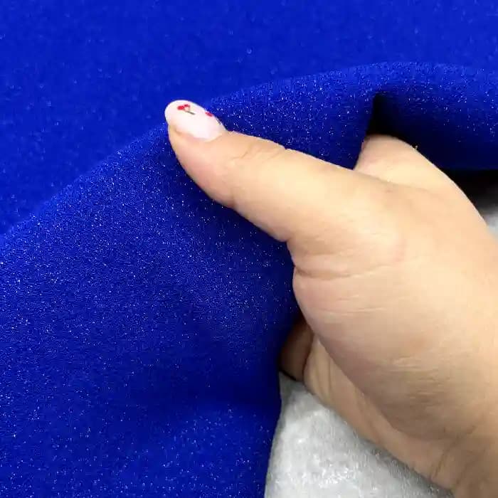پارچه کرپ لمه رنگ آبی کاربنی — تصویر ۳