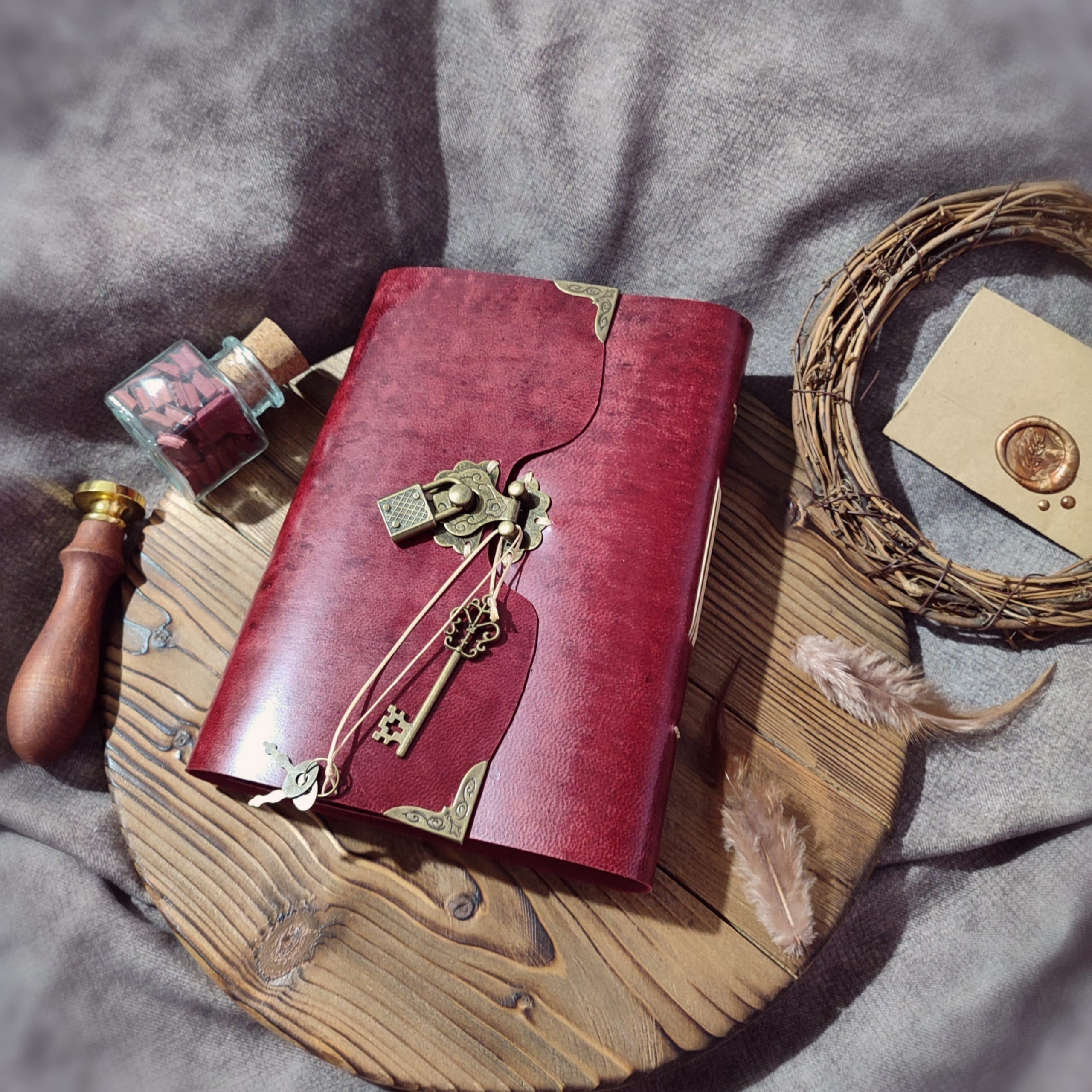 دفتر چرمی قفلدار، چرم بزی افکتی زرشکی ، ۲۰ در ۱۵ , به همراه صد برگ کاغذ خط دار — تصویر ۴