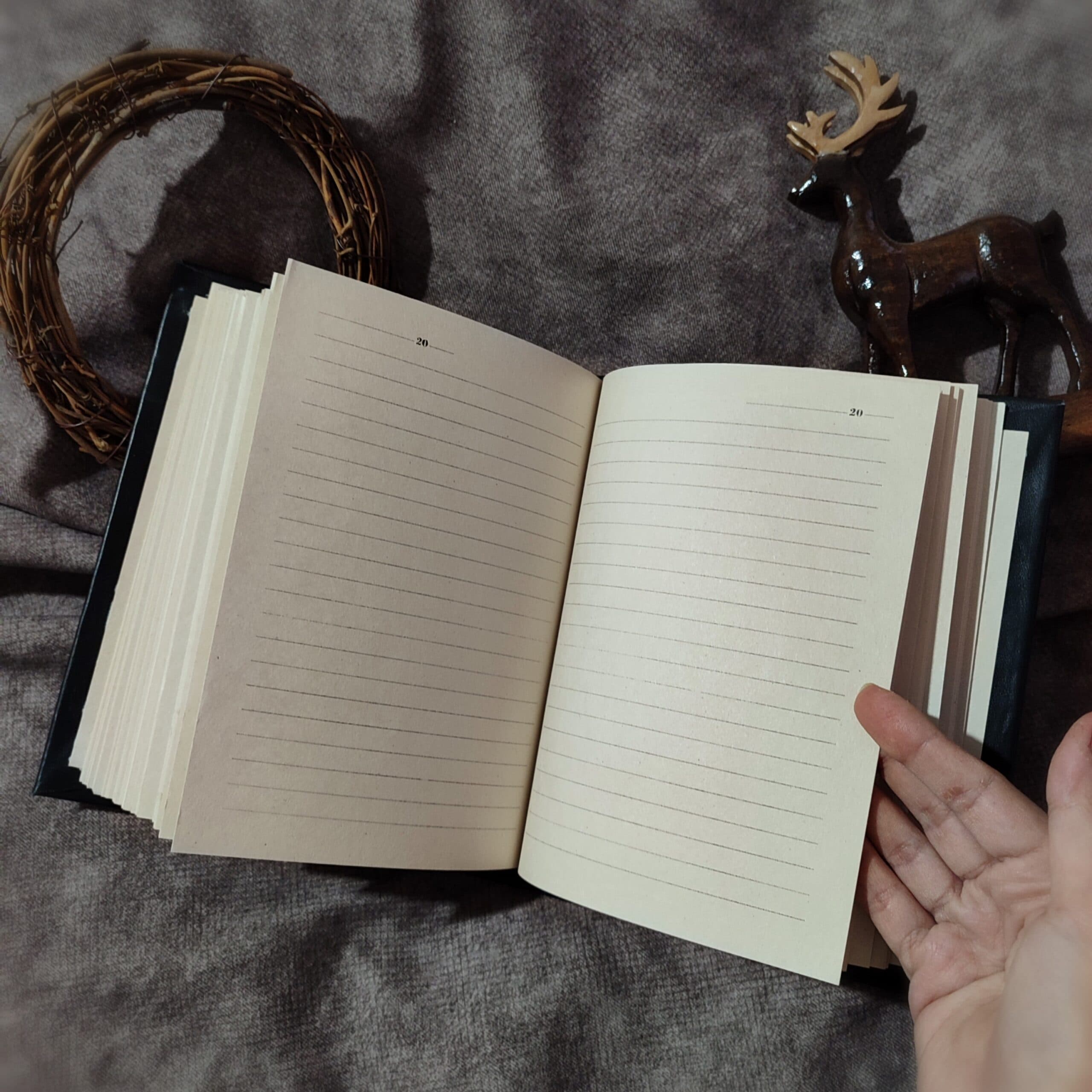 دفتر چرمی جلد سخت، چرم بزی مشکی، ۲۰ در ۱۵, ۲۰۰ برگ کاغذ نخودی رنگ خطدار ، اکسسوری دستساز اسبهای روهان، حکاکی شده — تصویر ۵