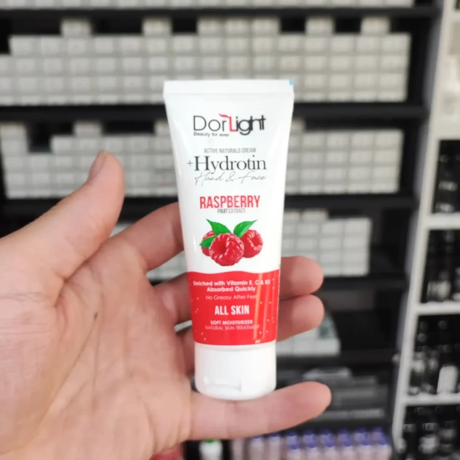 کرم مرطوب کننده دست و صورت دور لایت مدل RASPBERRY حجم 60 میلی لیتر — تصویر ۲