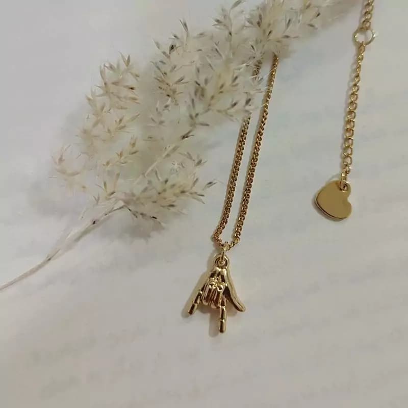 گردنبند زنانه طلایی نماد I LOVE U — تصویر ۵