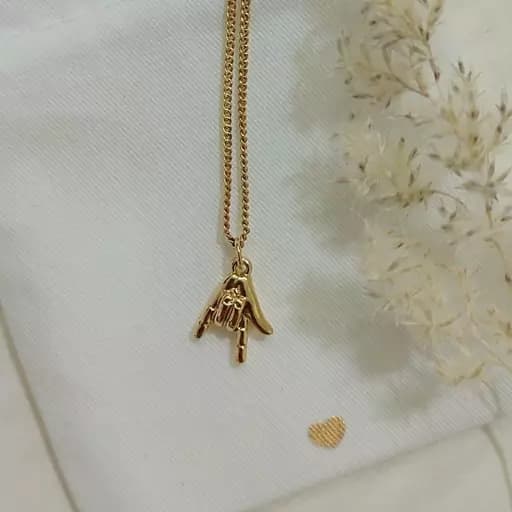 گردنبند زنانه طلایی نماد I LOVE U — تصویر ۳