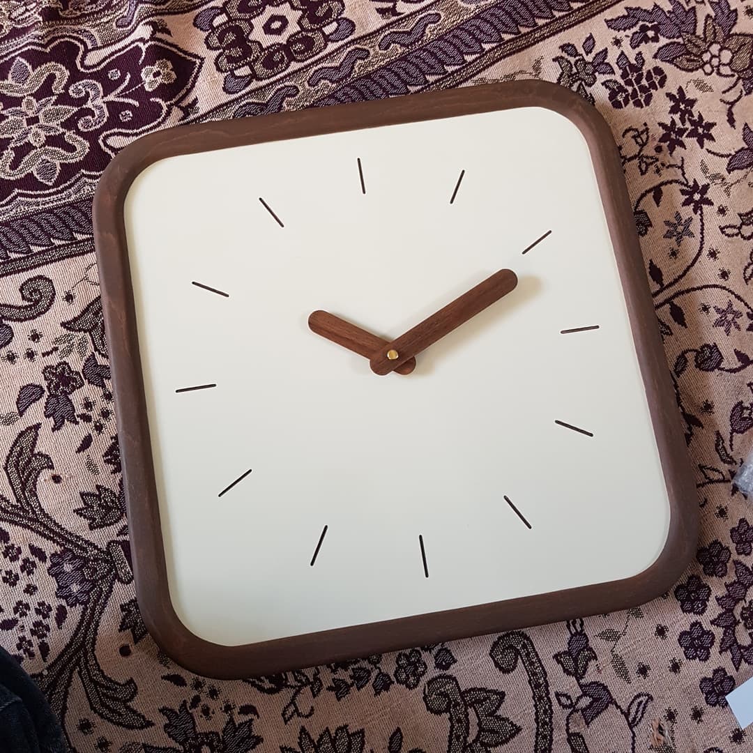 ساعت چوبی دیواری مدل مهسا – راش/گردویی/کرم — تصویر ۲