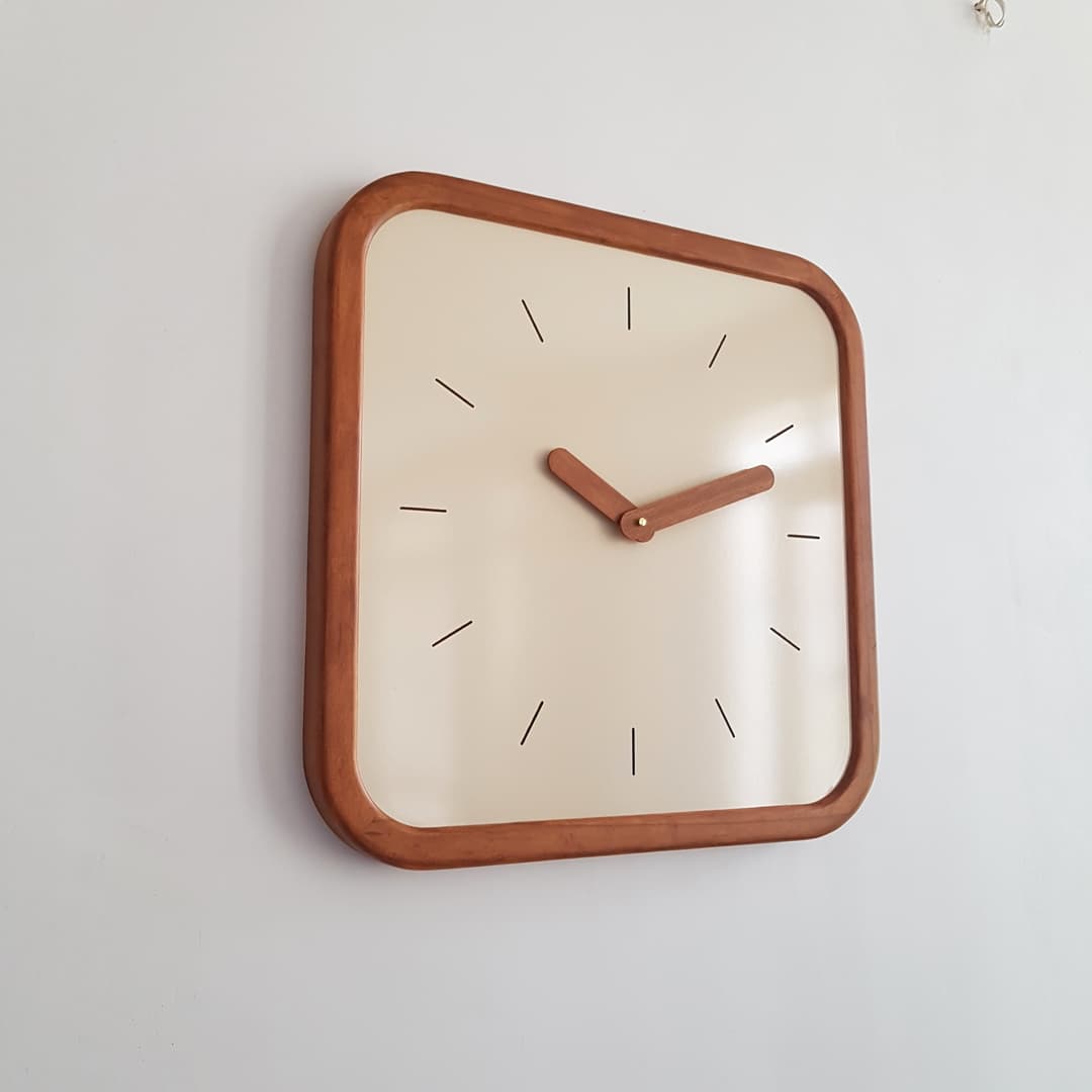 ساعت چوبی دیواری مدل مهسا – راش/کرم — تصویر ۲