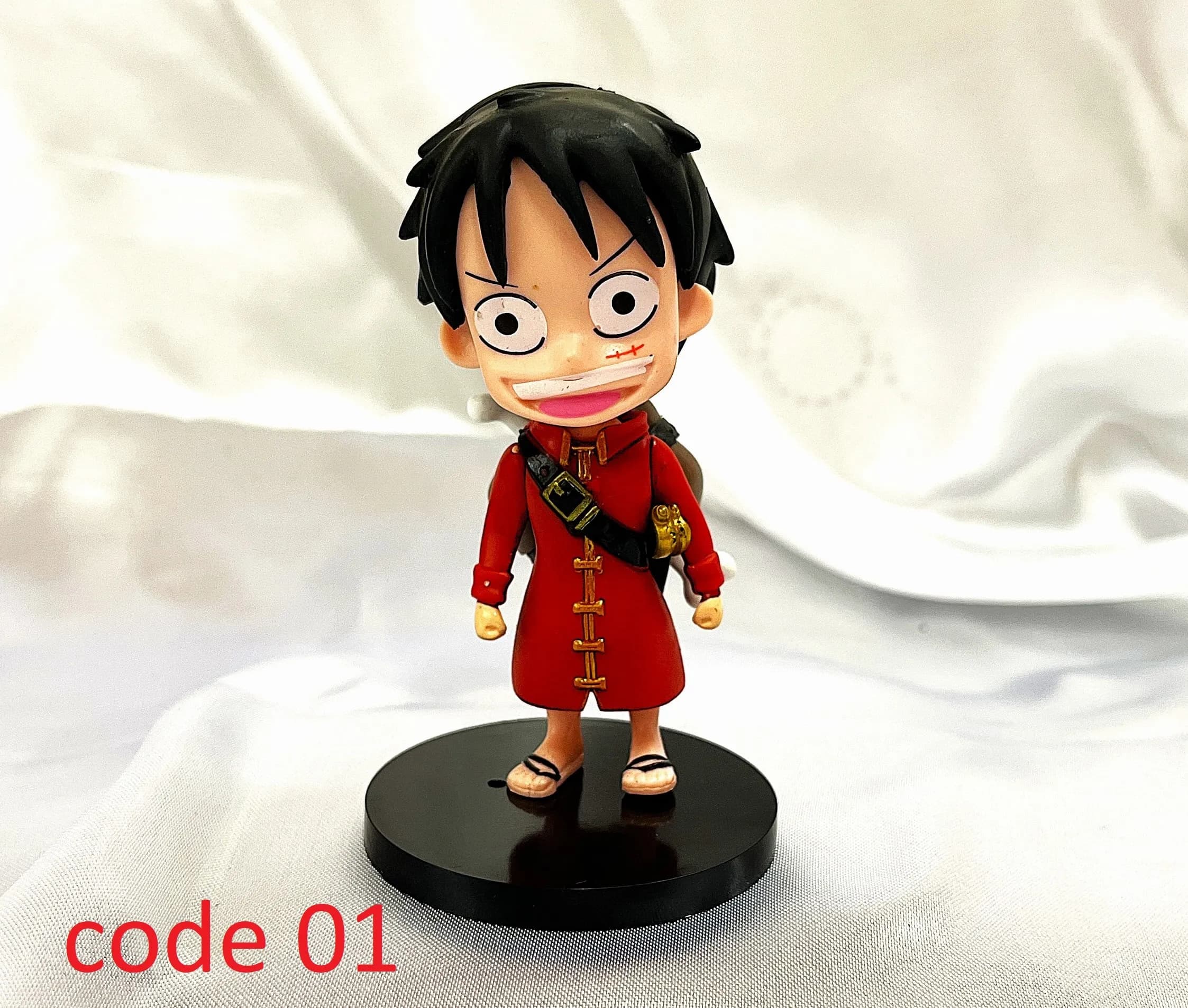 اکشن فیگور Banpresto لوفی نسخه ماجراجویی وان پیس با کلاه قرمز، کوله‌پشتی و کلاه حصیری آویزان — تصویر ۳