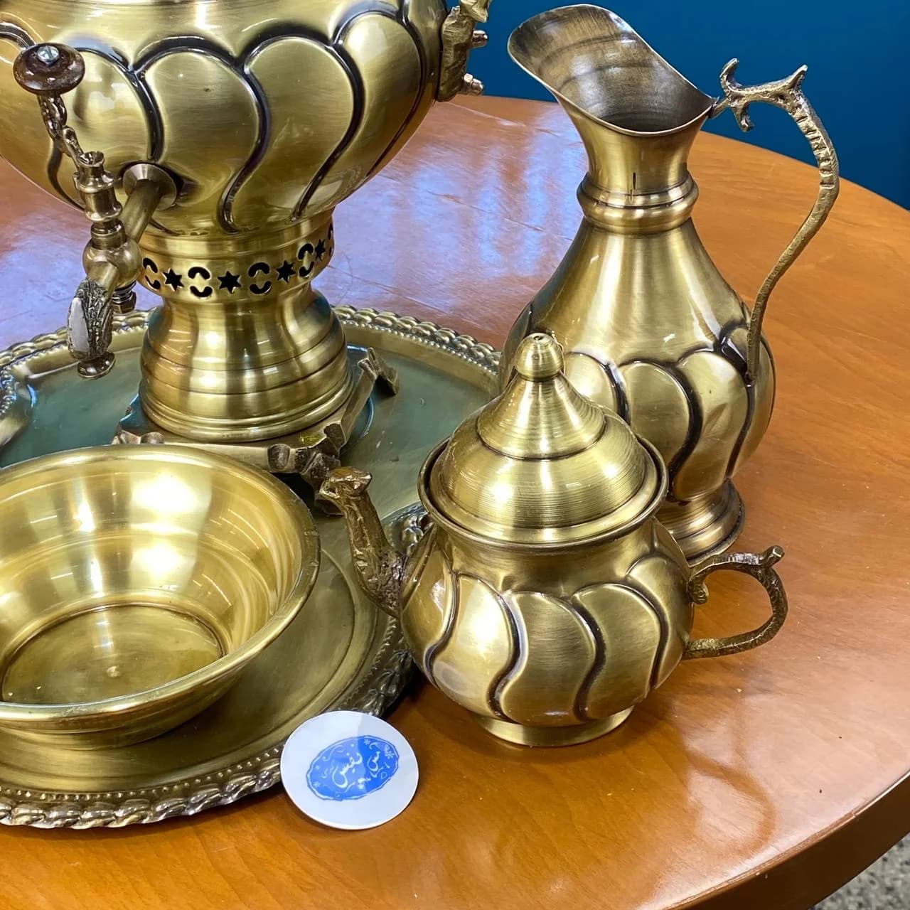 سماور برنجی ذغالی با سرویس کامل — تصویر ۴