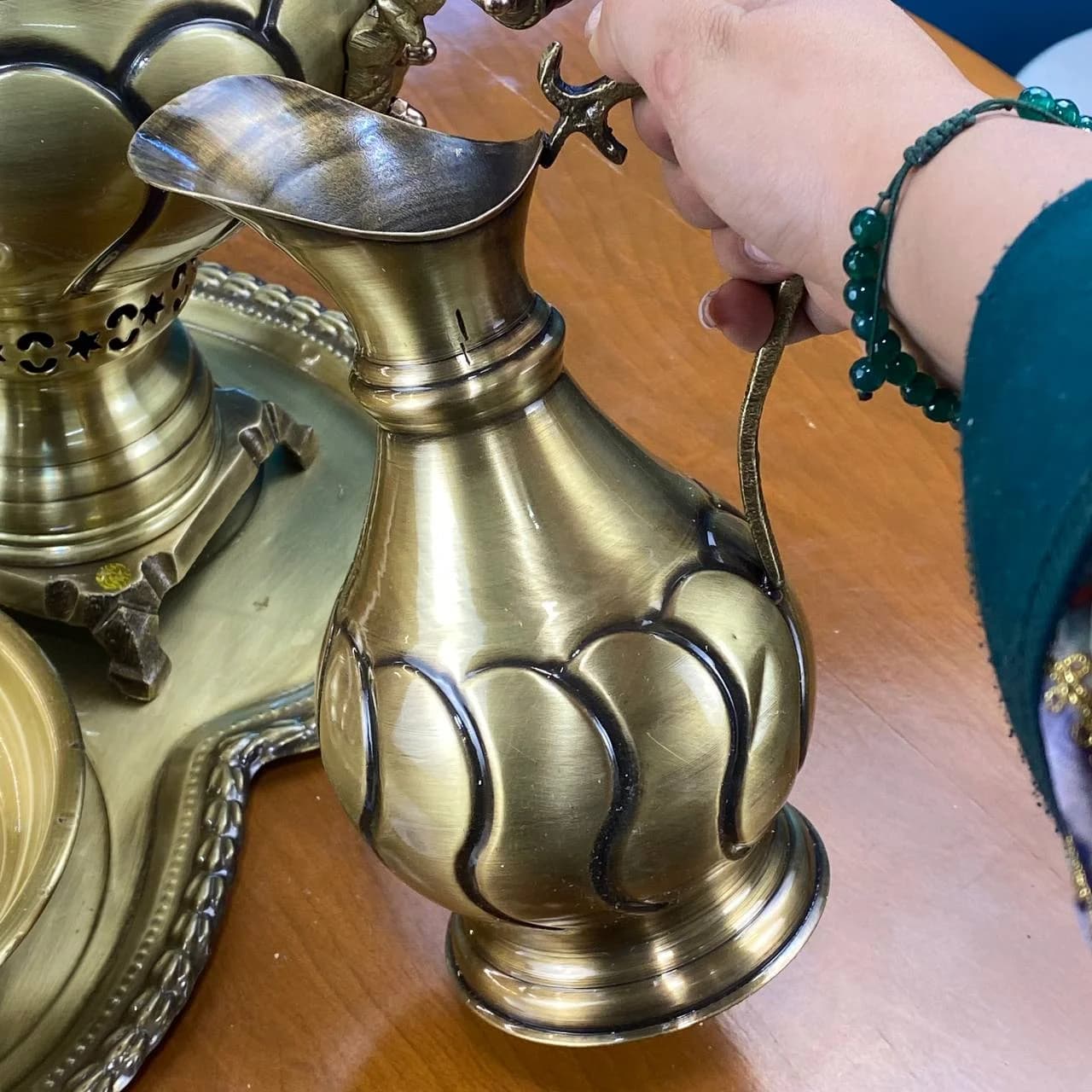 سماور برنجی ذغالی با سرویس کامل — تصویر ۲