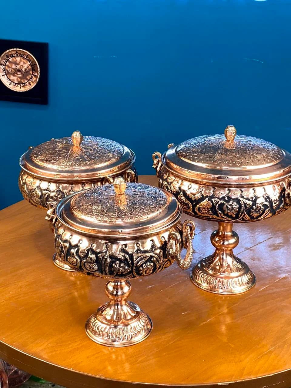 گز‌خوری مسی سیاه‌قلم قلم‌زنی پایه بلند — تصویر ۳