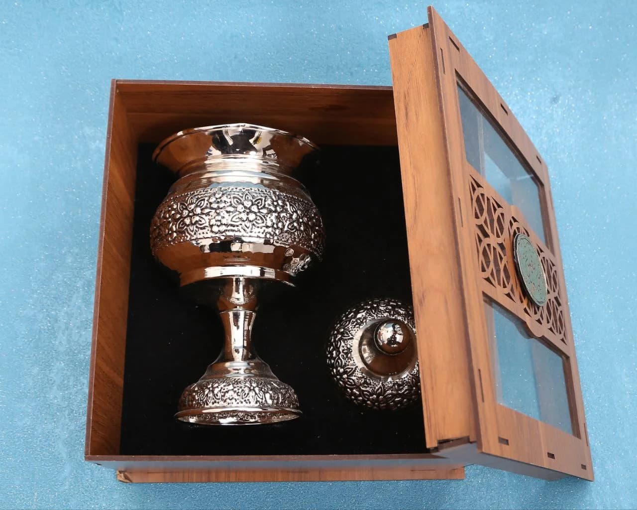 قندان مسی پایه دار گلسا با آبکاری کروم همراه با جعبه سه بعدی چوبی — تصویر ۲