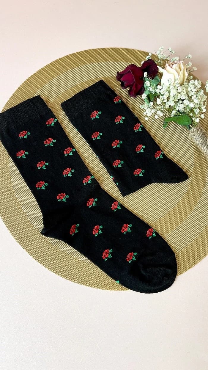 جوراب ساق بلند طرح گل سرخ — تصویر ۴