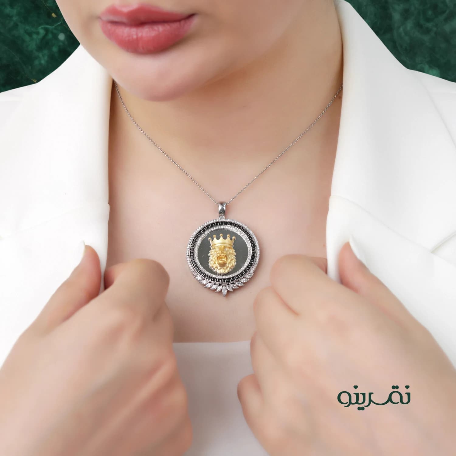 مدال نقره زنانه ورساچه طرح شیر MIV K3 — تصویر ۳