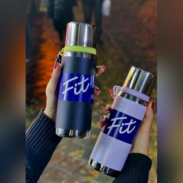 فلاسک استیل ۷۰۰ میلی لیتر FIT | فلاسک دوجداره ضد زنگ با بند دستی و درب لیوانی