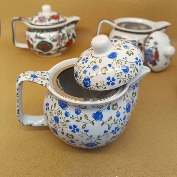 قوری چینی دسته بغل صافی دار | قوری گلدار سنتی برای منزل و رستوران