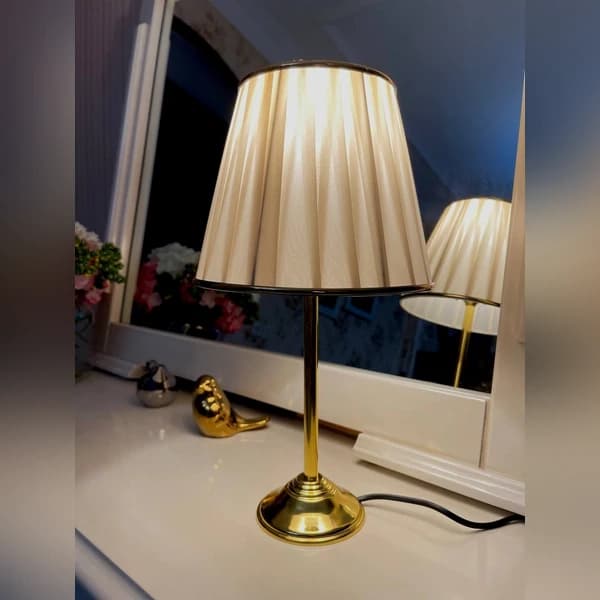 آباژور رومیزی ساده متوسط پایه طلایی شید حریر قابل شستشو — تصویر ۲